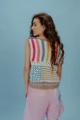 Chaleco de algodón tejido a crochet con diseño de bloques de colores y cuello en V.