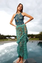 Falda larga tejida a mano en cinta color verde agua, calada y texturada con volados.