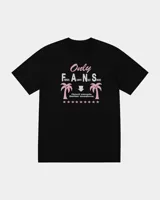 Remera negra de corte regular con estampa frontal en tonos rosado y blanco con diseño de palmeras, estrellas y texto.