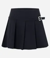 Short pollera negro, confeccionado en bengalina, con hebilla lateral y pliegues.