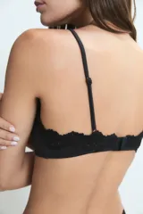 Conjunto de lencería compuesto por un soutien sin aro con detalles de encaje en el borde superior y una bombacha de corte clásico, ambos en color nude.