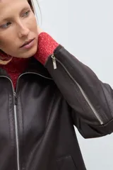Chaqueta de eco cuero color chocolate con interior y cuello forrados en piel sintética al tono. Presenta cierre frontal completo, bolsillos laterales y diseño de corte recto.