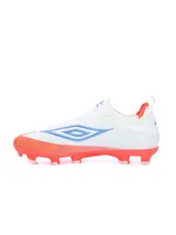 Championes de fútbol Umbro Belix HG, color negro con detalles en celeste y tornasolados en el logo lateral, diseño sin cordones con cuello elástico y tapones para césped natural.