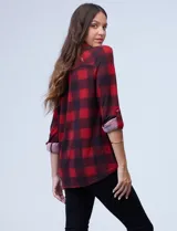 Camisa de Robert Louis en tejido soft a cuadros color borgoña, blanco y gris. Tiene cuello camisero, abertura central con botones, mangas largas regulables con presilla y botón, y bolsillos aplicados en el pecho.