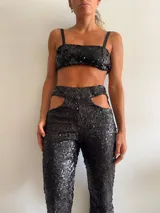 Top bandeau negro cubierto de lentejuelas con tirantes finos.