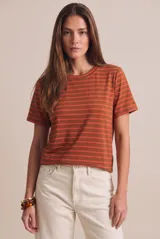 Remera oversize de manga corta con diseño de rayas horizontales en tonos marrón y rojo, cuello redondo y corte recto.