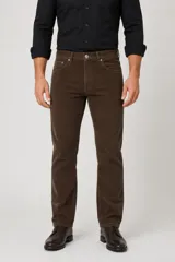 Pantalon de corte recto confeccionado en tejido de pana color marrón, con calce medio, cierre frontal y bolsillos laterales.