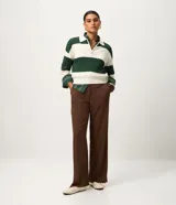 Pantalón de sastre Marfinno de corte recto y color marrón, confeccionado en crepé con rayas verticales y detalle de piping contrastante en los laterales. Posee cintura estructurada.