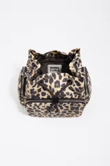Bolso bandolera Bimba y Lola con estampado de leopardo, confeccionado en nylon. Presenta cierre de cordón ajustable, bolsillos laterales con cierre y correa de hombro regulable en color negro.