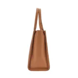 Cartera tipo tote de cuero granulado en color gris, con diseño estructurado y asas superiores. Presenta el logo estampado en el frente con la inscripción The Tote Bag Marc Jacobs.