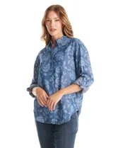 Camisa de lyocell con estampado floral en tonos azules, cuello con solapa, cierre frontal con botones y mangas largas regulables con presilla.