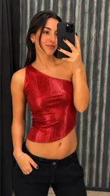 Top rojo metalizado de un solo hombro con diseño ajustado al cuerpo y dobladillo asimétrico.