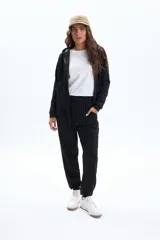Campera deportiva negra con cierre frontal, capucha con cordones y bolsillos canguro. Presenta un corte ligeramente corto y mangas raglán.