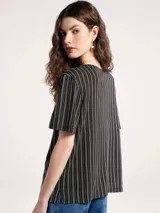 Blusa de cuello en V con estampado geométrico de líneas blancas sobre fondo azul marino.