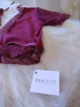 Conjunto de lencería compuesto por un top de encaje y microtul con mangas cortas y escote profundo, y una bombacha tipo hipster de tiro alto confeccionada en encaje con refuerzo de algodón.