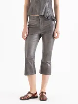 Capri ajustado de cuero ovino gris con acabado encerado, de tiro alto y diseño capri acampanado en las pantorrillas.
