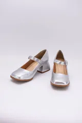 Zapatos Mary Jane de cuero negro, con punta cuadrada, tira sobre el empeine con hebilla dorada y taco bloque.