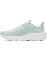 Championes de running Under Armour modelo Turbulence 3, color verde agua con suela blanca. Presentan parte superior de malla de doble capa transpirable y mediasuela con tecnología Charged+ para mayor amortiguación y retorno de energía.