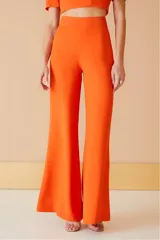 Pantalón de vestir naranja de corte palazzo.