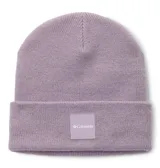 Gorro tipo beanie de punto con puño enrollado, color violeta, con parche cuadrado frontal que incluye el logo de la marca Columbia.