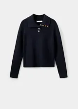 Jersey de punto acanalado con cuello polo y cierre frontal de botones decorativos. Presenta un diseño recto de manga larga.