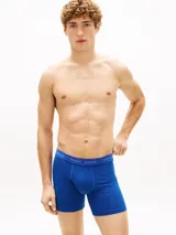 Pack de tres boxers brief Tommy Hilfiger confeccionados en algodón y elastano, con cintura elástica con logo de la marca. Incluye una unidad en azul marino, una en azul eléctrico y una en negro.
