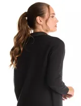 Sobrecamisa de mujer marca Sioni, con diseño combinado en tejido de punto y eco cuero. Presenta cuello camisero, cierre frontal con botones y mangas largas con puños tejidos.