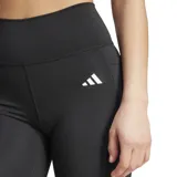 Calza corta deportiva Adidas de tiro alto, color negro, con logo de la marca estampado en blanco en el muslo y bolsillo lateral oculto.