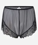 Conjunto de pijama tipo short doll compuesto por una blusa con escote en V y breteles regulables, y un short con cintura elástica. Ambas piezas están confeccionadas en tul transparente con delicados detalles de encaje en el escote y el ruedo.