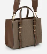 Cartera tipo satchel de tamaño mediano, confeccionada en sarga color marrón con detalles en cuero sintético. Presenta una estructura rectangular, cierre superior con cremallera, asas cortas fijas y una correa larga ajustable. Incluye correas decorativas verticales con hebillas metálicas en el frente.