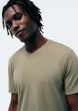 Camiseta de manga corta color rojo con cuello en V.