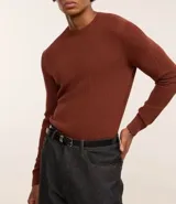 Suéter masculino de cuello redondo y manga larga, confeccionado en tejido de malla con textura de cuadros grid. Presenta un diseño minimalista y versátil, ideal para diversas ocasiones.