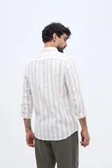 Camisa de manga larga con diseño de rayas verticales, confeccionada en mezcla de lino y algodón, con cuello camisero y cierre frontal de botones.