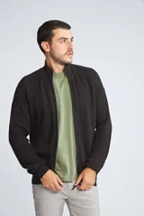 Campera tejida de punto acanalado en color bordó, con cuello alto y cierre frontal completo. Presenta mangas largas y un diseño de ajuste regular.