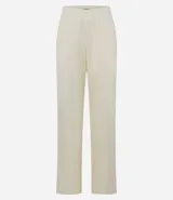 Pantalón deportivo recto color amarillo pastel, de media malla, con cintura elástica, bolsillos laterales y abertura en el ruedo.