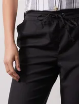 Pantalón de corte recto confeccionado en mezcla de lino, color verde claro. Presenta una pretina ancha con lazo de ajuste frontal y bolsillos laterales verticales.