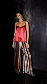 Top de raso color rojo con breteles finos regulables.