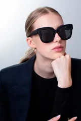 Lentes de sol Tiwi Kerr con montura cuadrada de acetato negro y lentes polarizadas del mismo color.