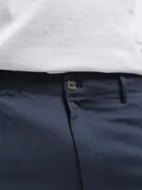 Bermuda de lino color azul marino, de corte recto y largo a la rodilla. Presenta bolsillos laterales y cierre frontal.