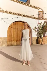 Falda midi blanca de diseño fluido, confeccionada en tejido ligero y vaporoso con vuelo.
