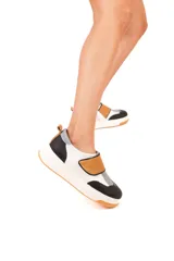 Championes urbanos de cuero vacuno color blanco, negro, gris y marrón, con ajuste mediante tira con velcro y suela de goma antideslizante.