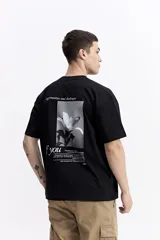 Remera de manga corta, escote redondo y fit regular, color negro, con un pequeño estampado blanco en el pecho.