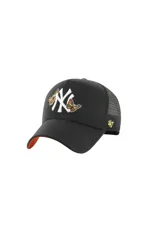 Gorra tipo trucker de la marca 47, color negro con malla trasera. Presenta el logo de los New York Yankees bordado en blanco en el frente, acompañado por dos mariposas bordadas. Incluye el logo de la marca en el lateral y detalle en color naranja en el borde inferior de la visera.