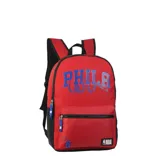 Mochila escolar y urbana color rojo con detalles en negro. Presenta el logo de los Philadelphia 76ers y la inscripción 'PHILA' con un diseño de serpiente en azul. Incluye un bolsillo frontal con cierre, correas ajustables y el logo oficial de la NBA.
