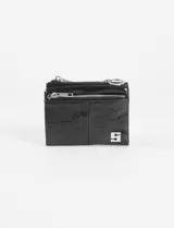 Billetera tarjetero de cuero vegano color verde petróleo con acabado brillante y texturizado. Cuenta con doble cierre metálico y logo plateado en la parte frontal.