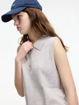 Chaleco color beige de cashmere con cuello polo y botones.