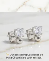 Caravanas de plata 925 con diseño floral compuesto por pequeñas circonias brillantes.