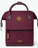 Mochila urbana Cabaia modelo Adventurer, color bordó con detalles en cuero sintético marrón. Cuenta con doble asa superior, bolsillo frontal con cierre y parches con logo de la marca.