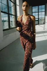 Vestido midi satinado color marrón con estampado de lunares difuminados, de cuello halter con tiras ajustables para atar en la espalda y escote en V.