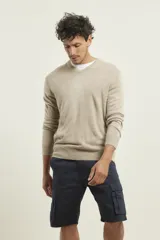 Sweater amarillo de tejido suave tipo cashmere, con escote en V.